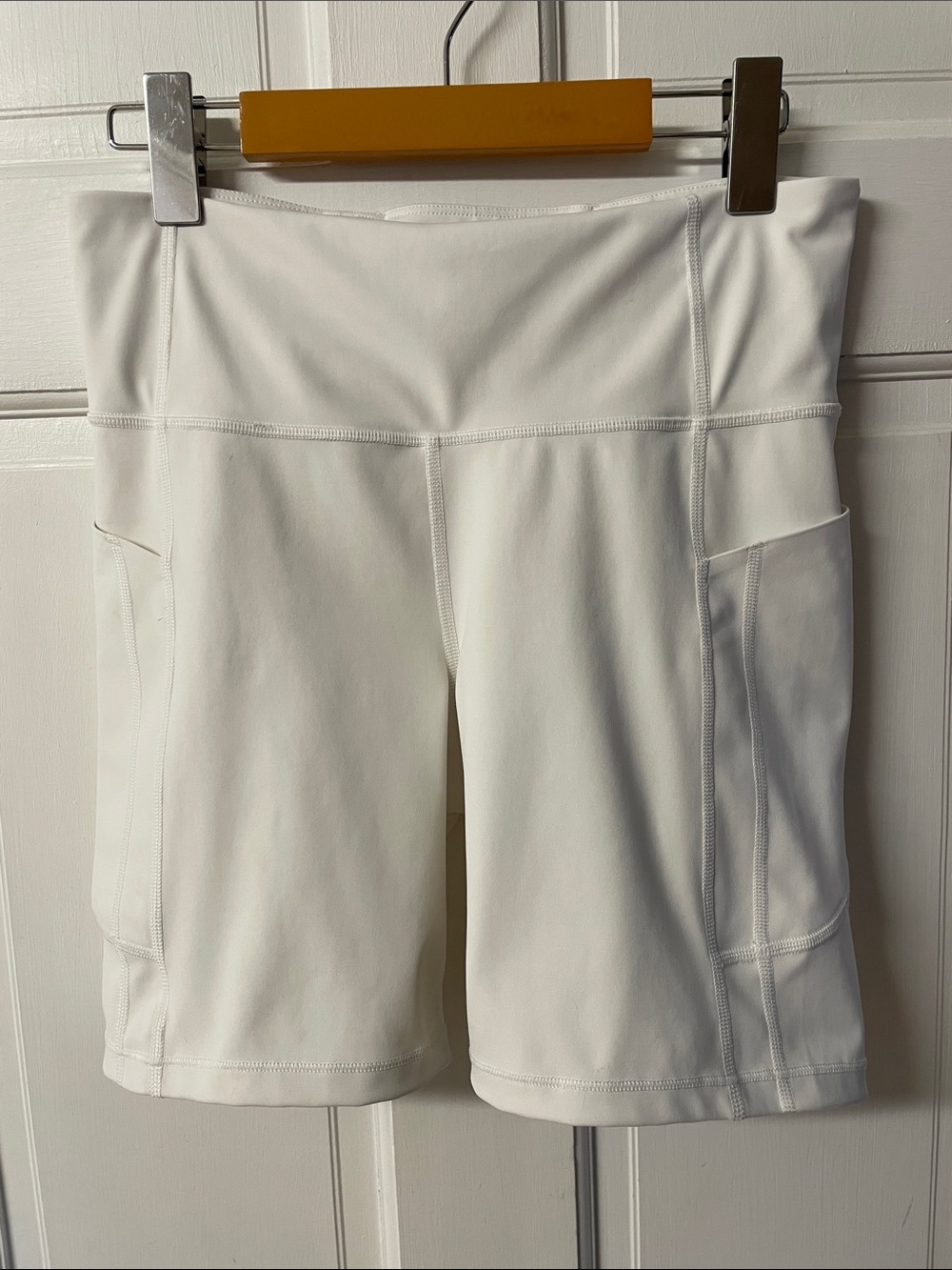 Athleta Ultimate Stash ll 7” short in white bicycle shorts women’s size M